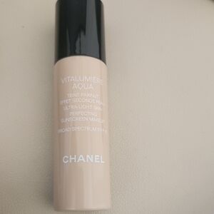 CHANEL Vitalumière Aqua Ultra-Light Foundation - 30 Beige